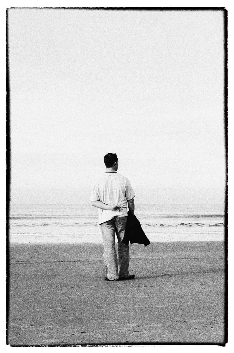 DIESCHWARZARBEIT - BIG THINGS - mann am meer rand